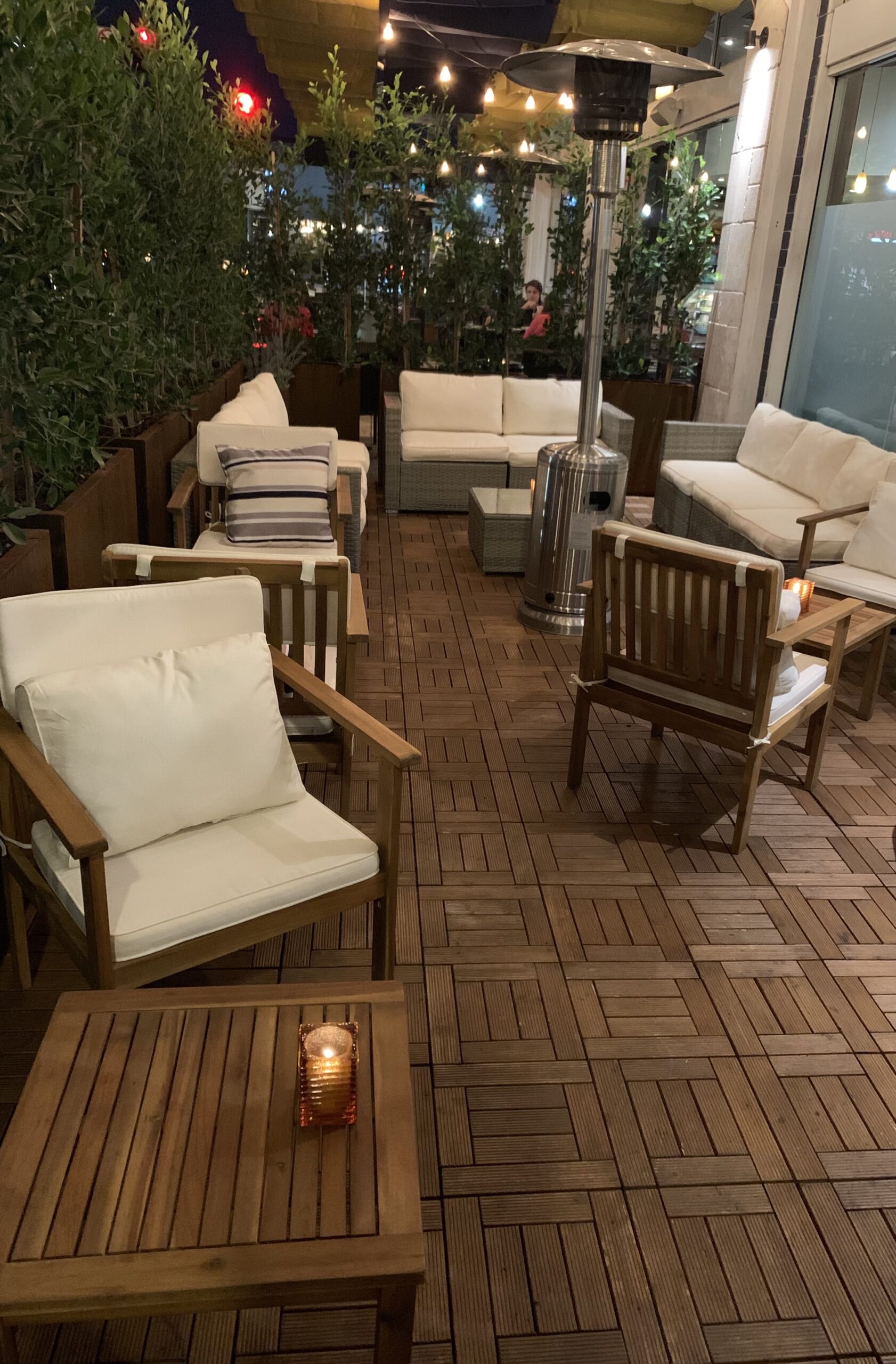 Mature, moody, yet elegant, Culver City's The Lounge at Ugo is perfect for drinks after work, date night, dinner with friends, events, and parties.