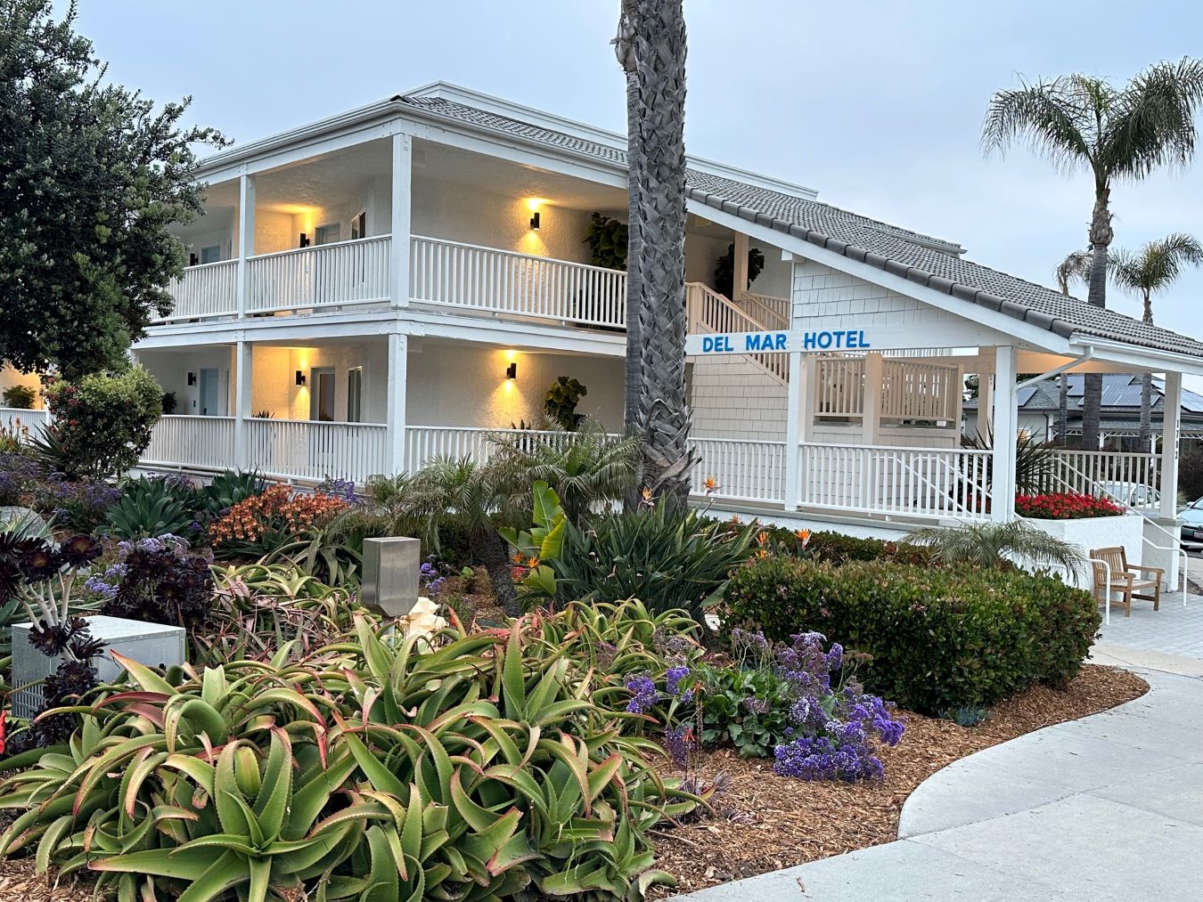 An image of the exterior of Del Mar Beach Hotel