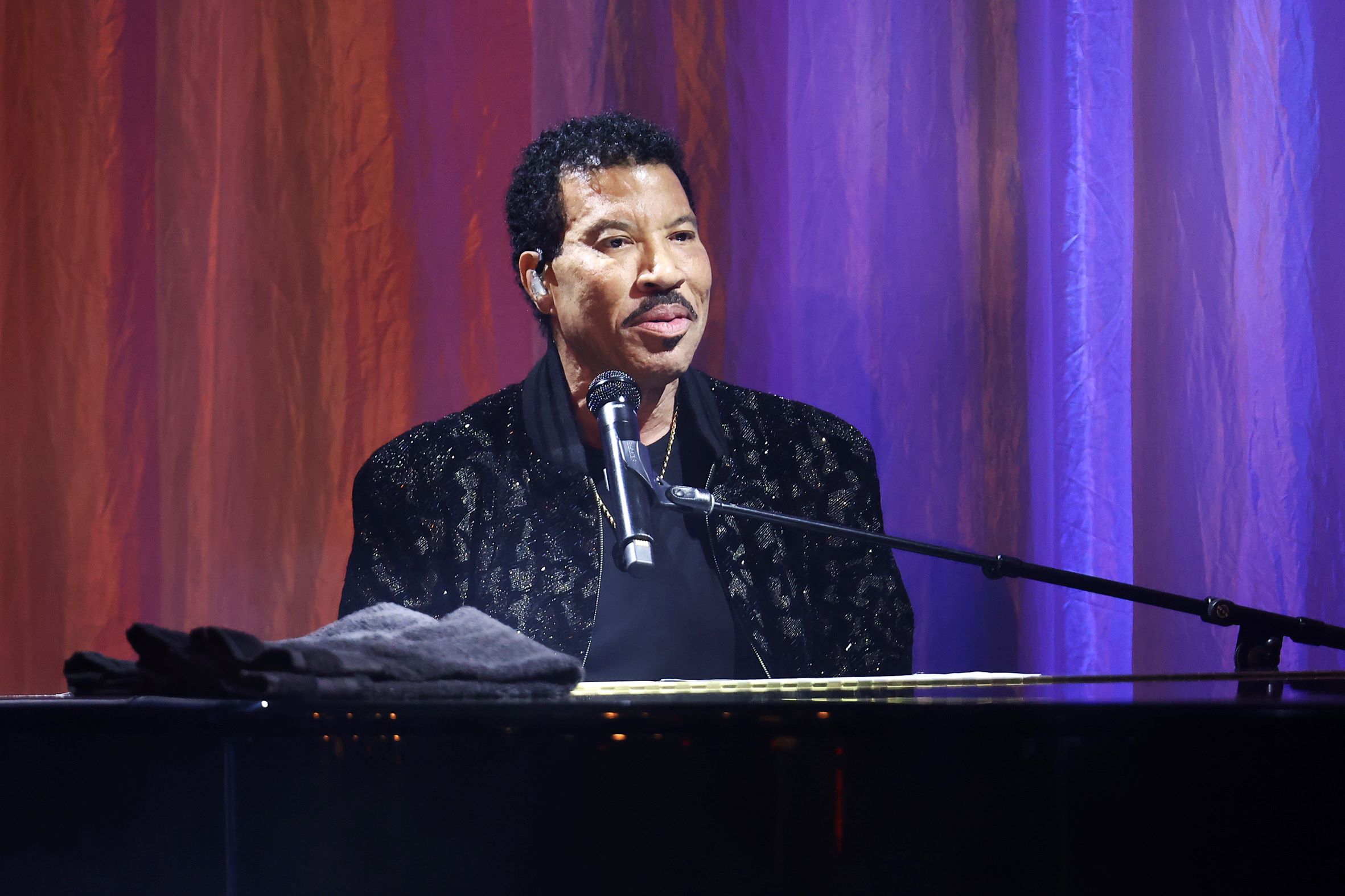 An image of Lionel Richie serenading the Taste for a Cure gala attendees. 