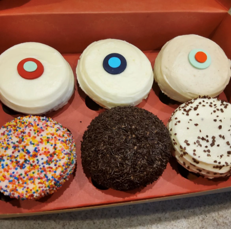 An image of 6 cupcakes from Sprinkles.