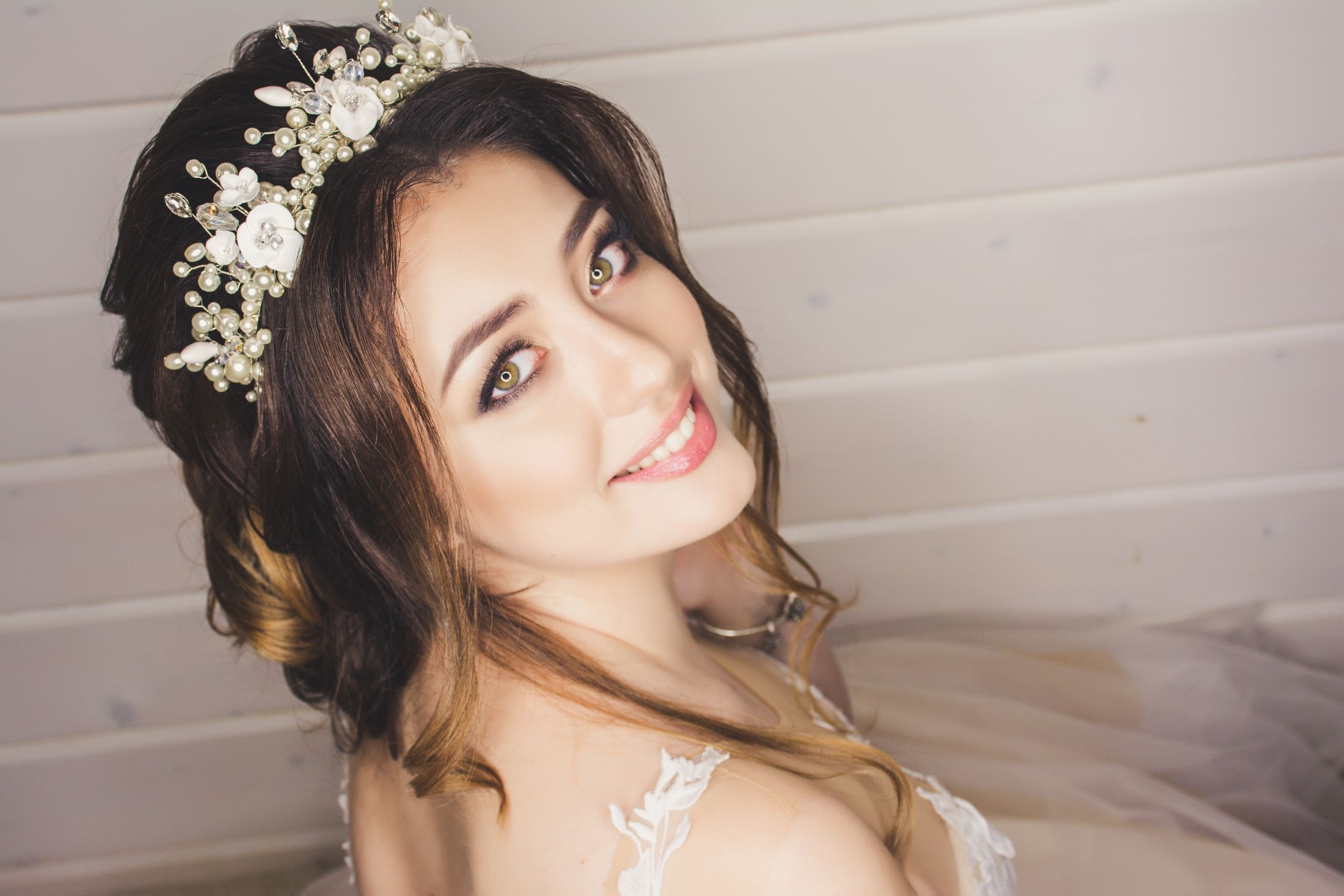 An image of a bride in neutral wedding day glam makeup.