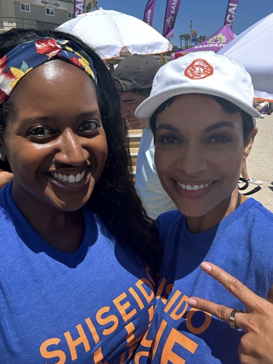 An image of Ariel and Rosario Dawson at the SHISEIDO Blue Project’s third-annual West Coast beach clean-up.
