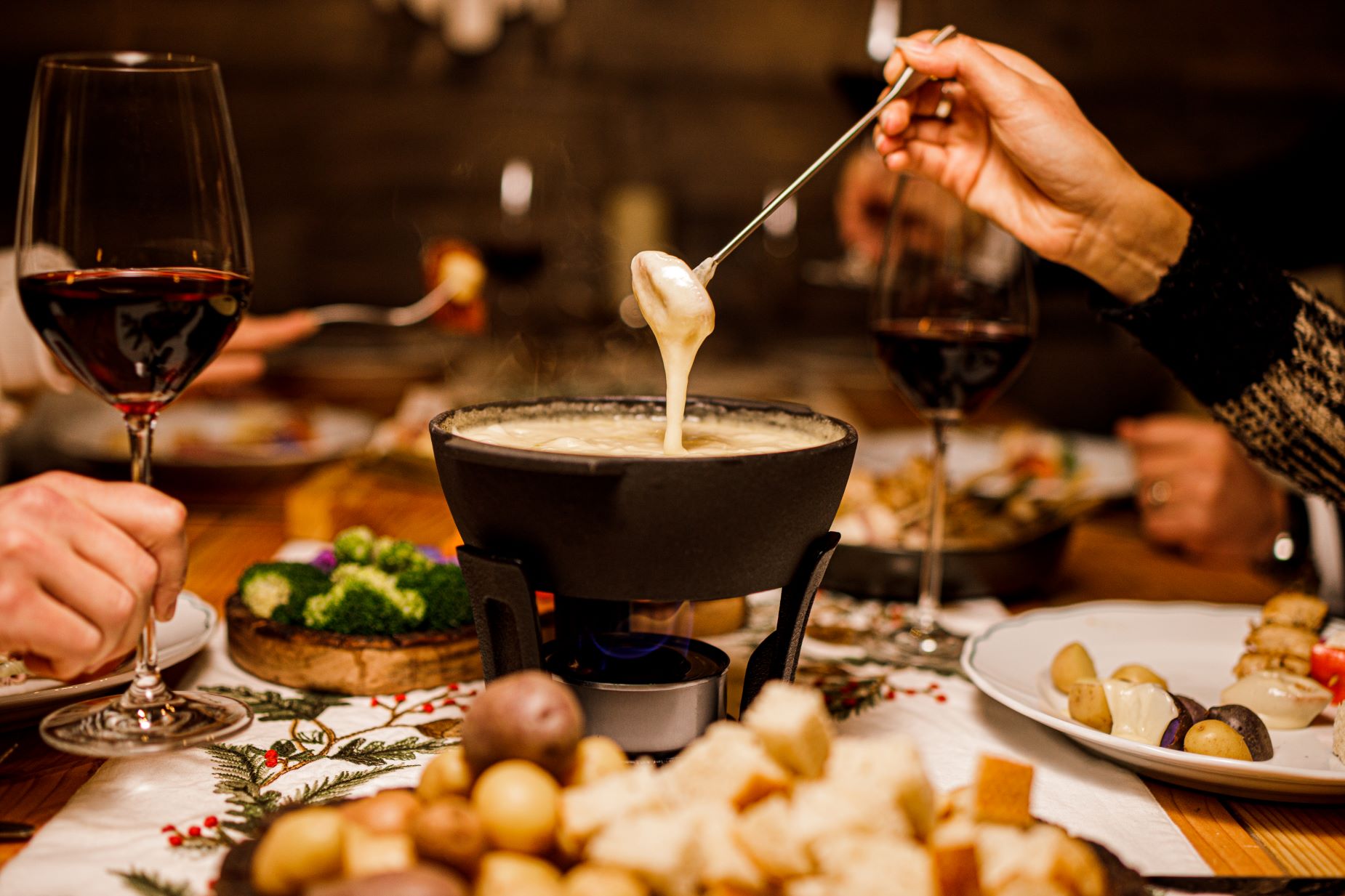 An image of the Apres-Ski Dining Experience fondue set.