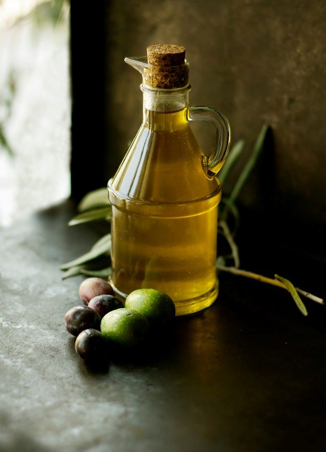 An image of a bottle of olive oil.