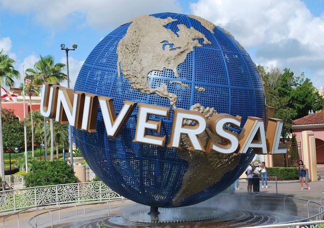 An image of the Universal Studios sign outside Universal Studios.