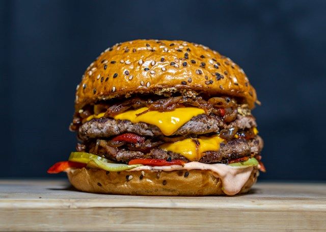An image of a juicy cheeseburger