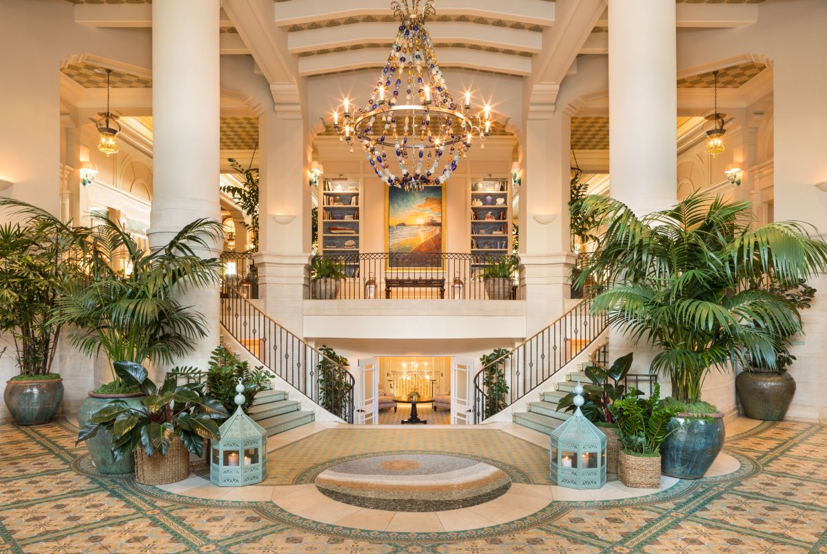 An image of the lobby of Hotel Casa del Mar.