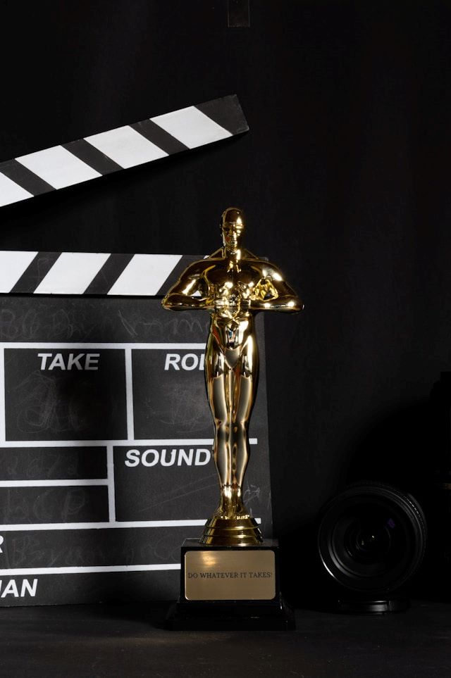 An image of a small Academy Award statue.