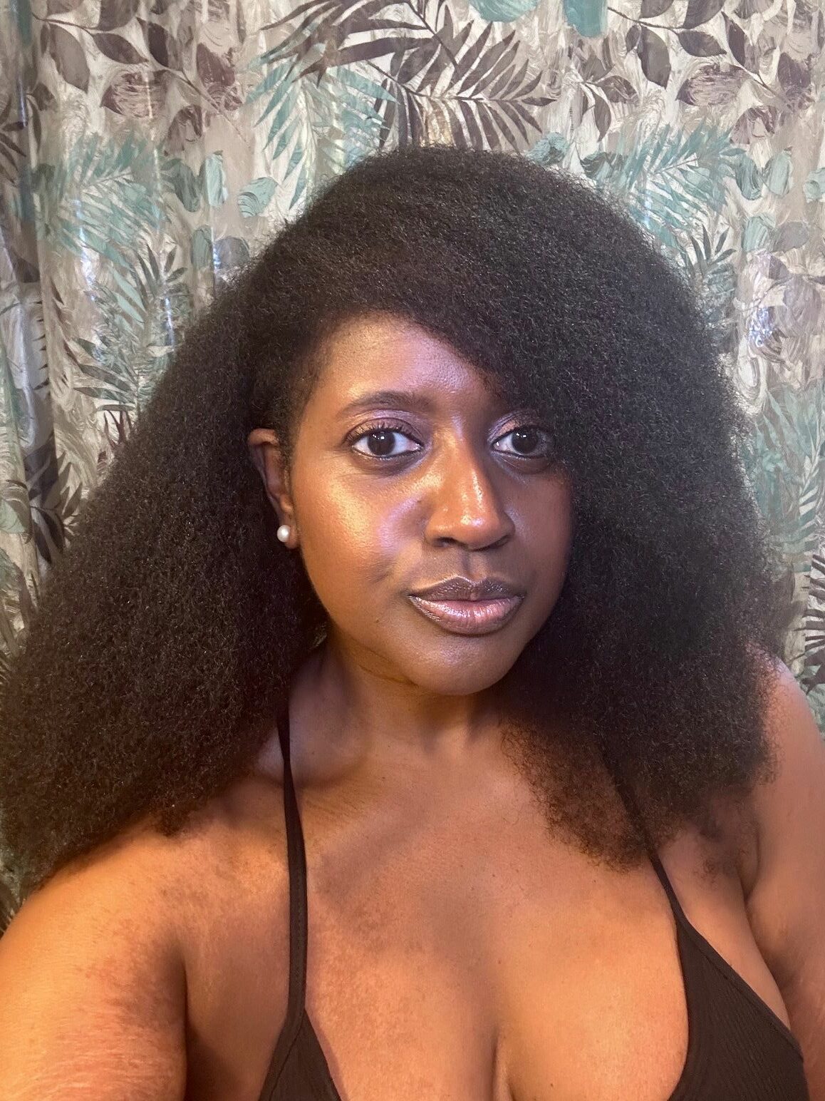 An image of lifestyle blogger Ariel with her natural hair.