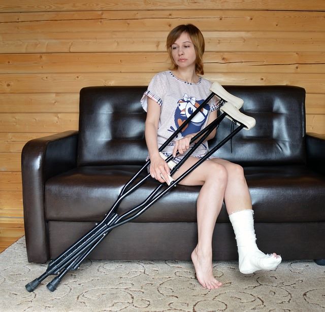 An image of a woman who had an accident and has a broken leg.