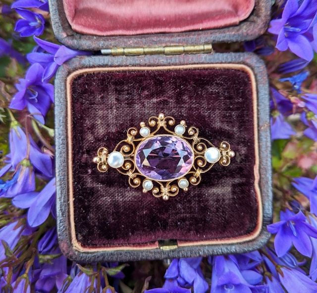 An image of a vintage brooch.