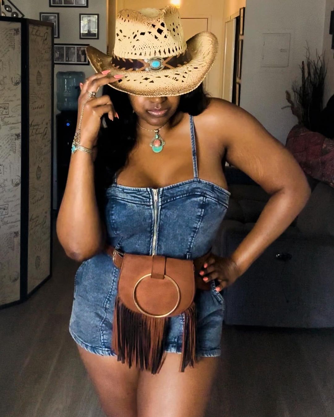 An image of lifestyle blogger Ariel in a country festival outfit.
