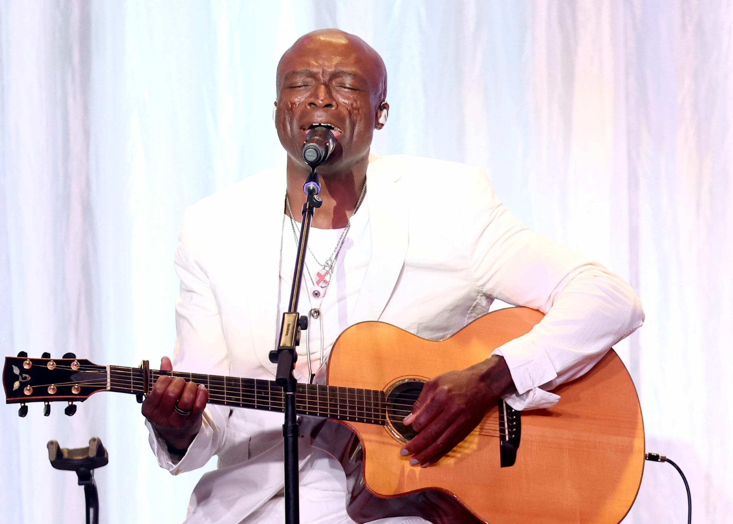 An image of Seal singing at the annual Taste for a Cure gala.