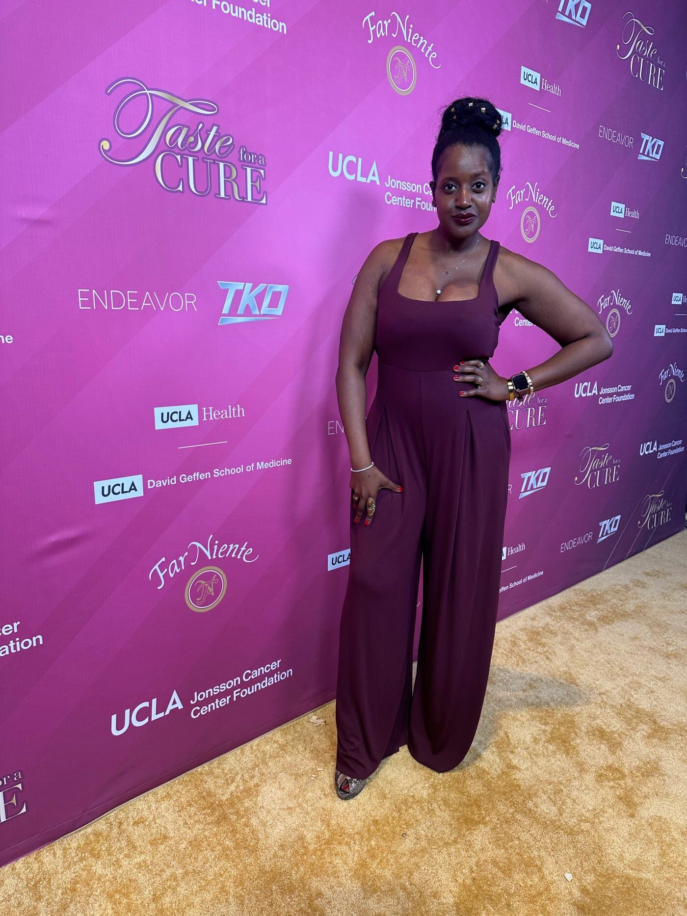 An image of lifestyle blogger Ariel Johns on the red carpet of the Taste for a Cure event.