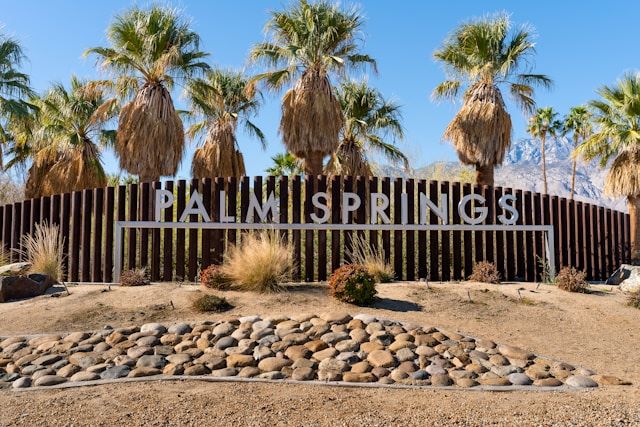 An image of the Palm Springs sign.