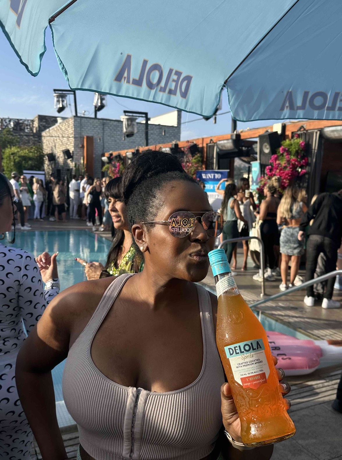 An image of lifestyle blogger Ariel holding a bottle of Delola.