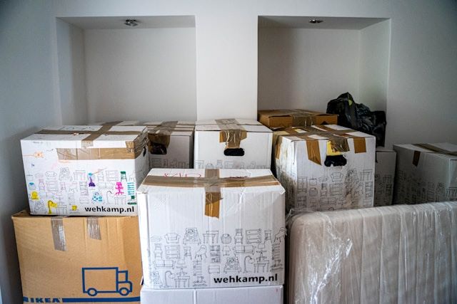 An image of moving boxes.