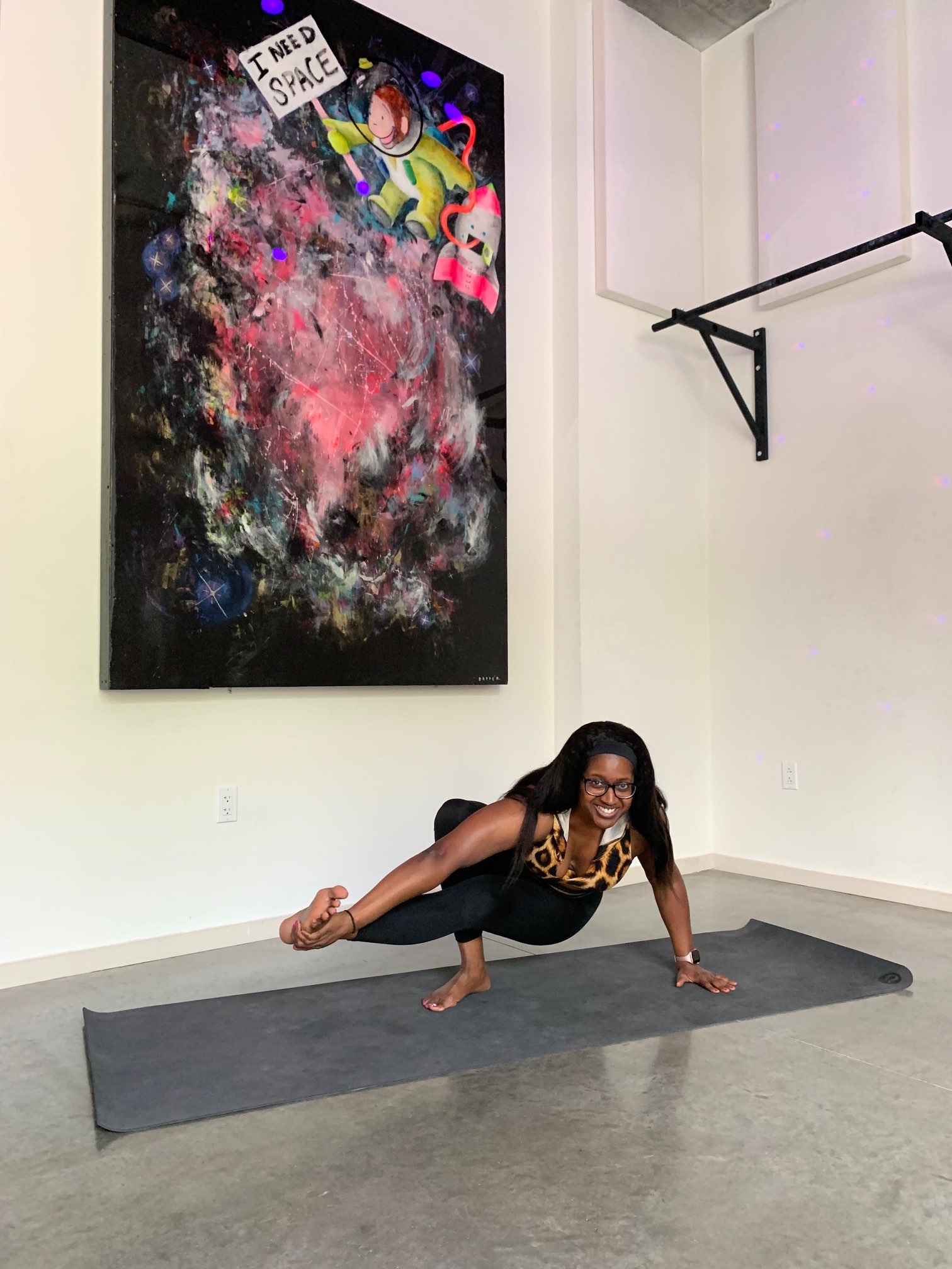 An image of lifestyle blogger Ariel on her yoga mat.