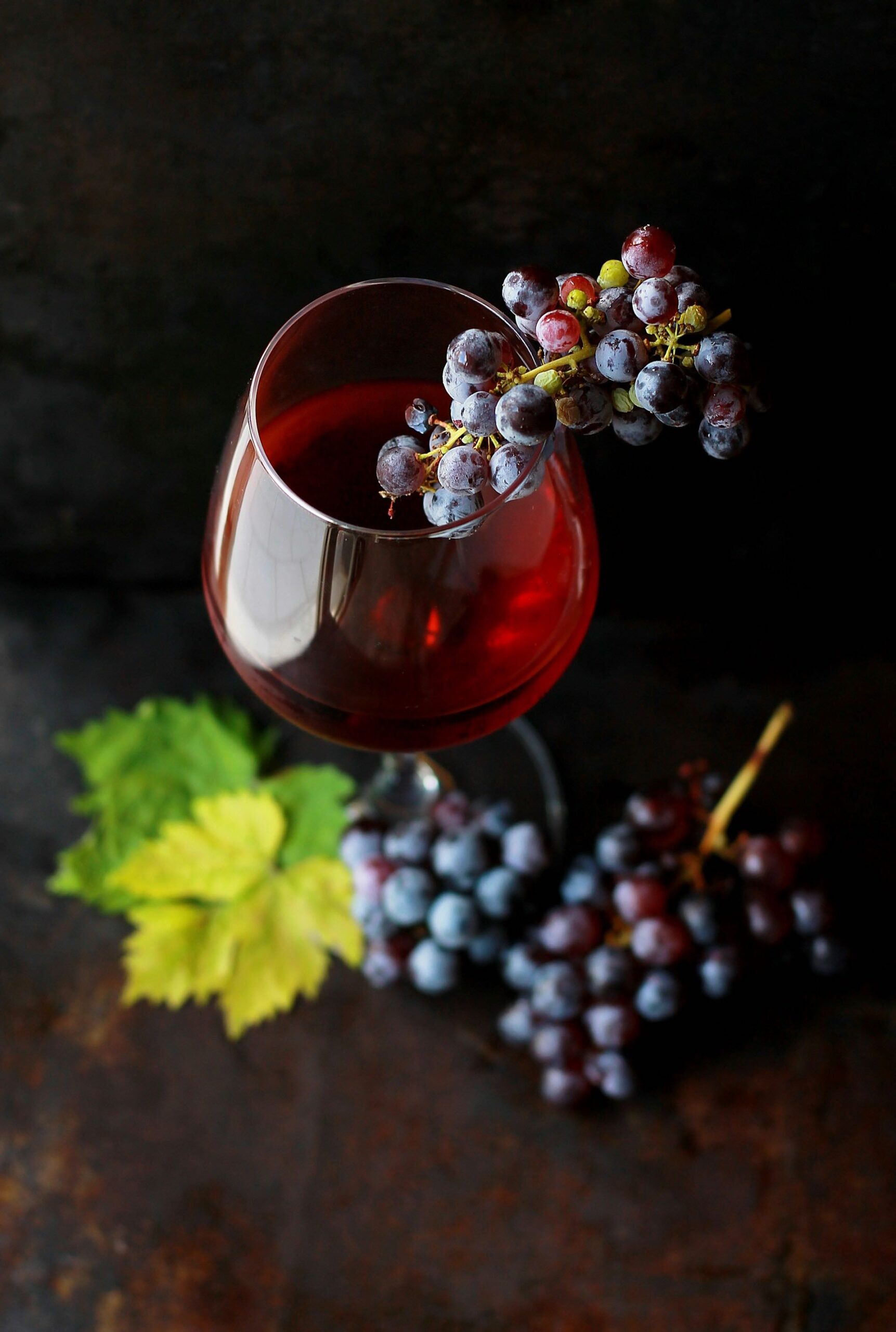 An image of a glass of wine and grapes.