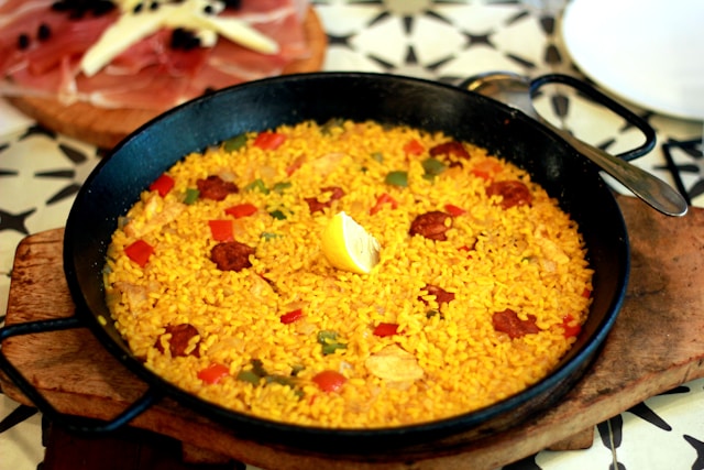 An image of a pan of paella.