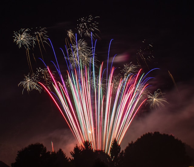 An image of July 4th fireworks near me.