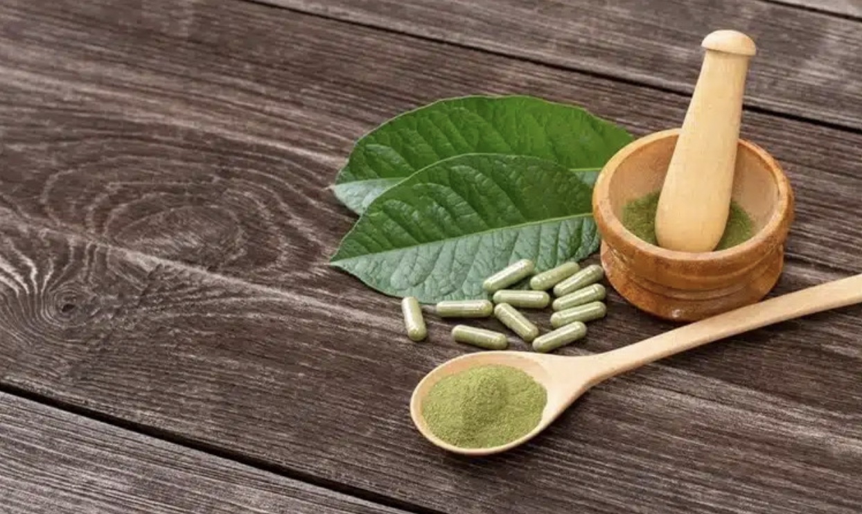 An image of kratom in powder and pill form.