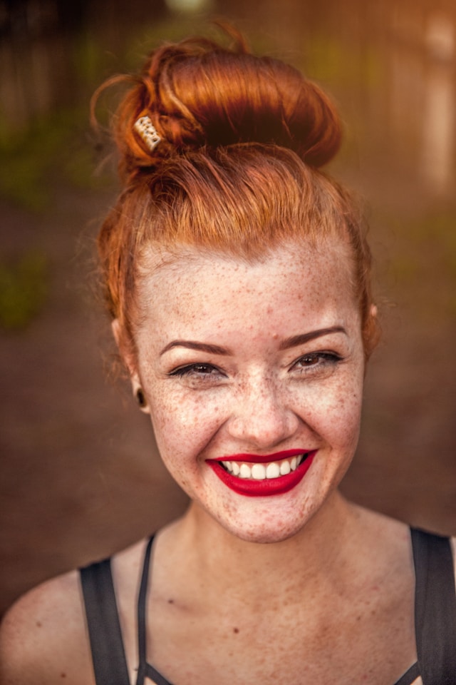 An image of a smiling woman.