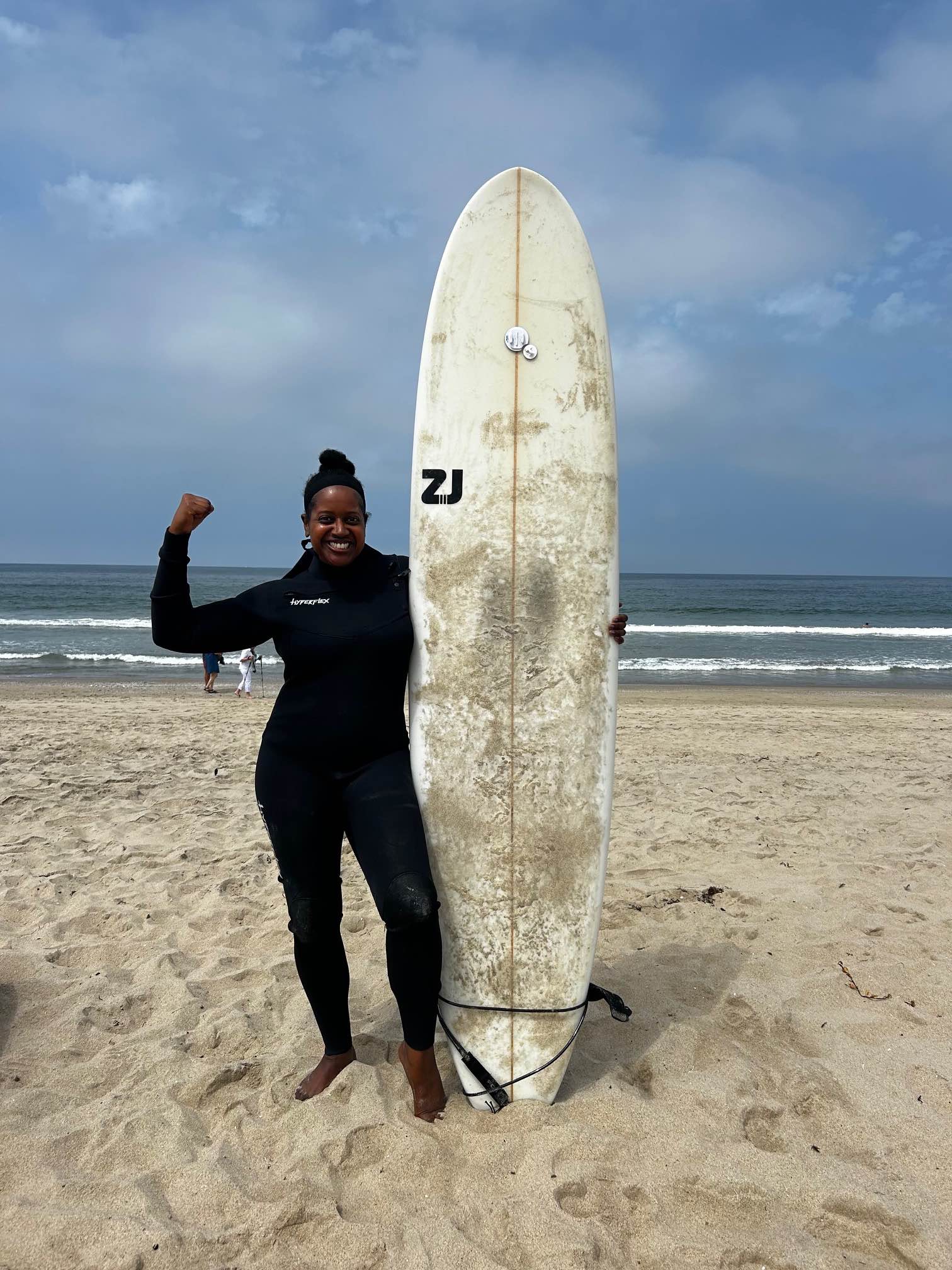 An image of lifestyle blogger Ariel with her surfboard.