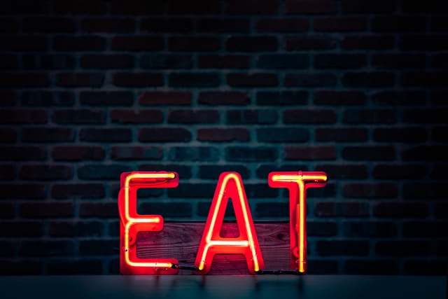 An image of a sign that reads the word EAT.