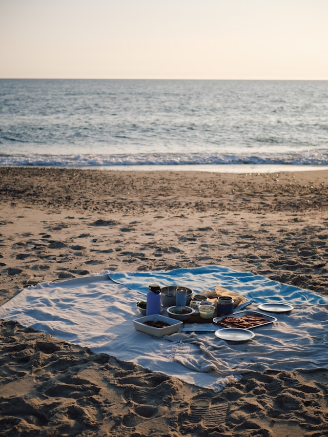 An image of a beach picnic.