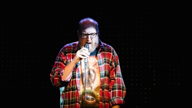 An image of a stand up comedian