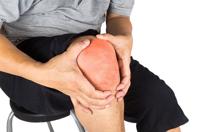 An image of someone with knee pain.