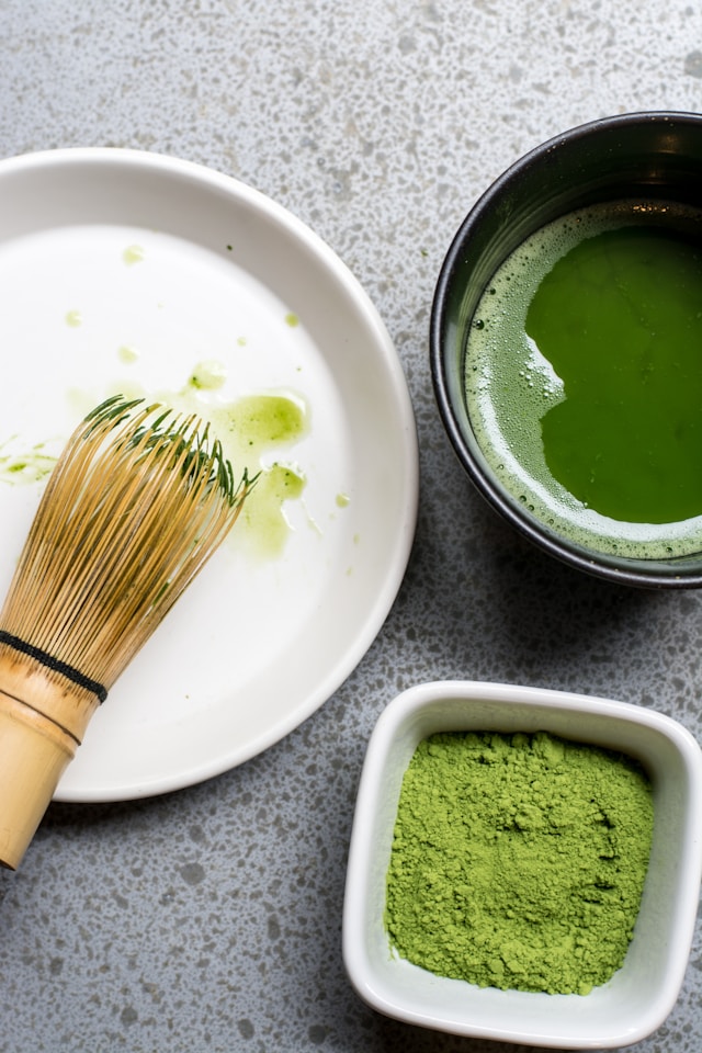 An image of green kratom powder.