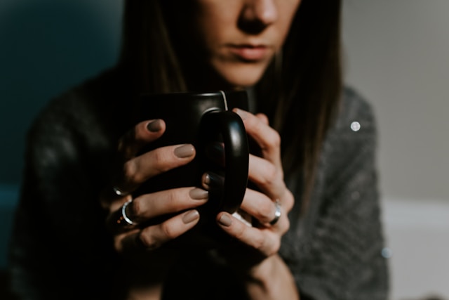 An image of someone holding a cup of kratom tea.