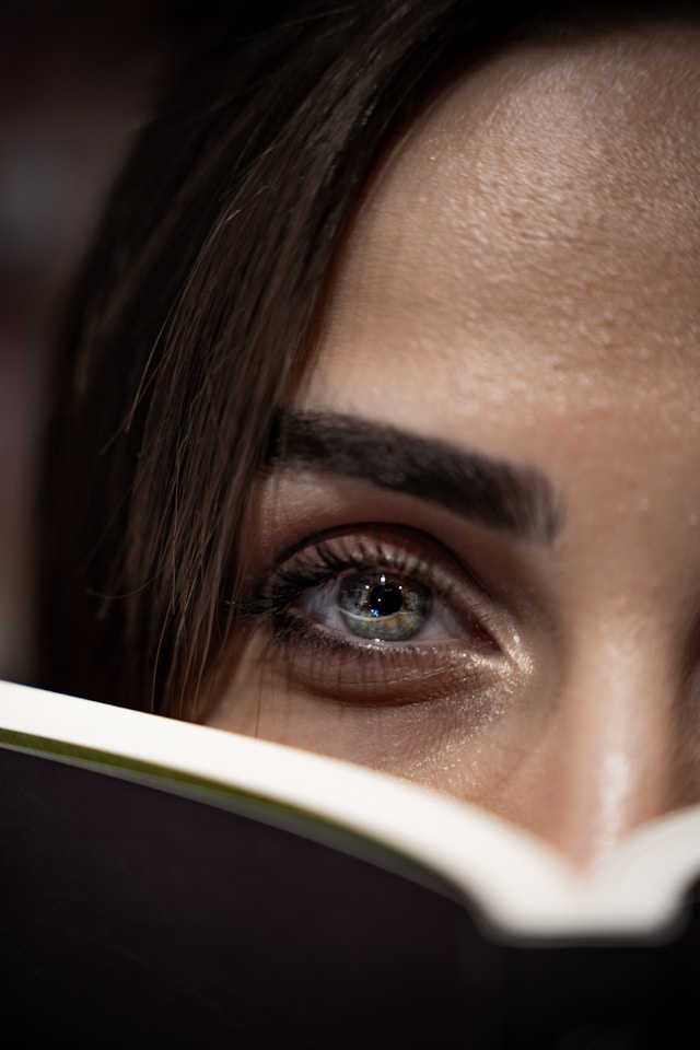 An image of a woman with nice full eyebrows.