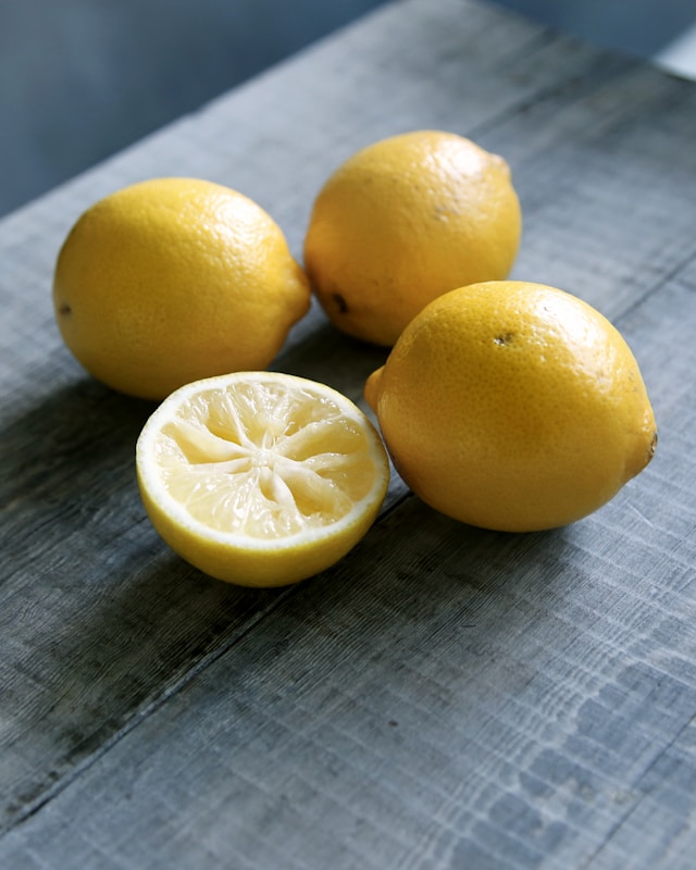 An image of fresh lemons.