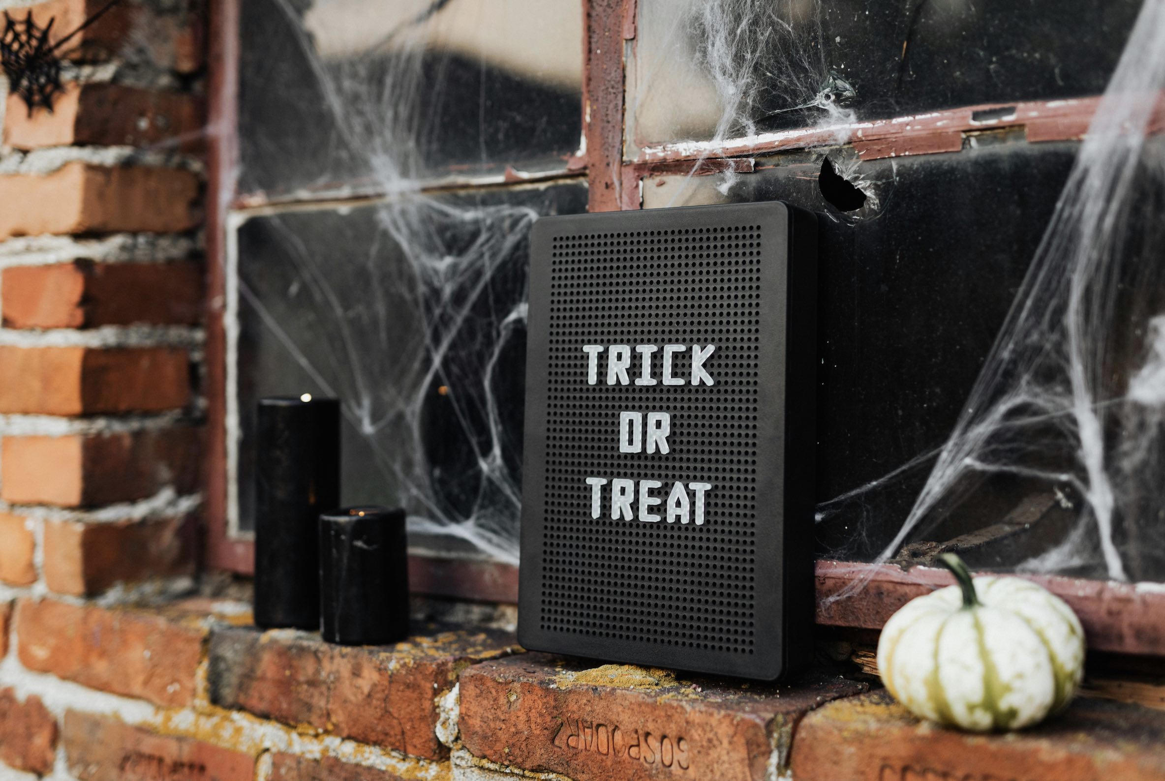 An image of a sign saying Trick Or Treat.