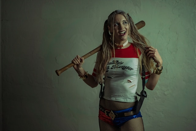 An image of a woman in a Harley Quinn costume.