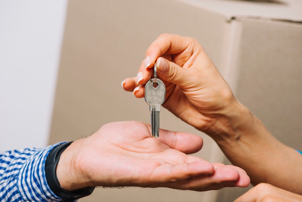 An image of someone receiving a pair of house keys.