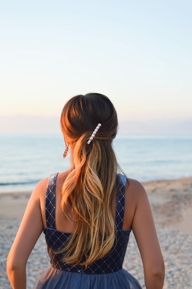 An image of a woman with a simple hair clip in her hair.