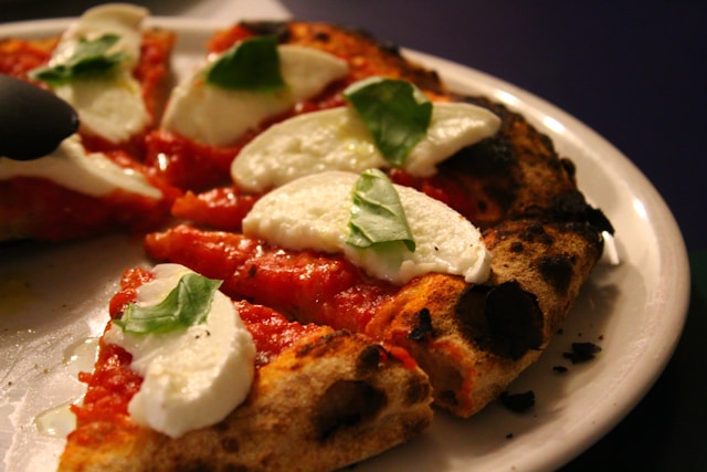 An image of a margherita pizza.