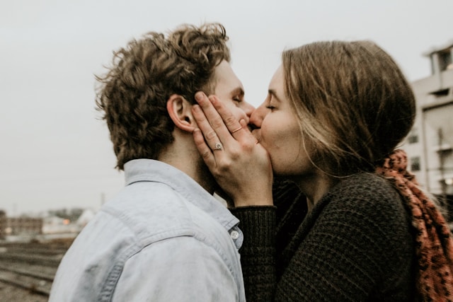 An image of a couple kissing.