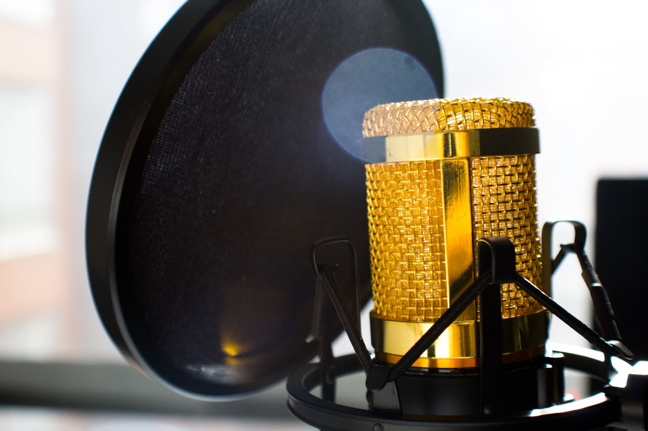 An image of a podcast microphone.