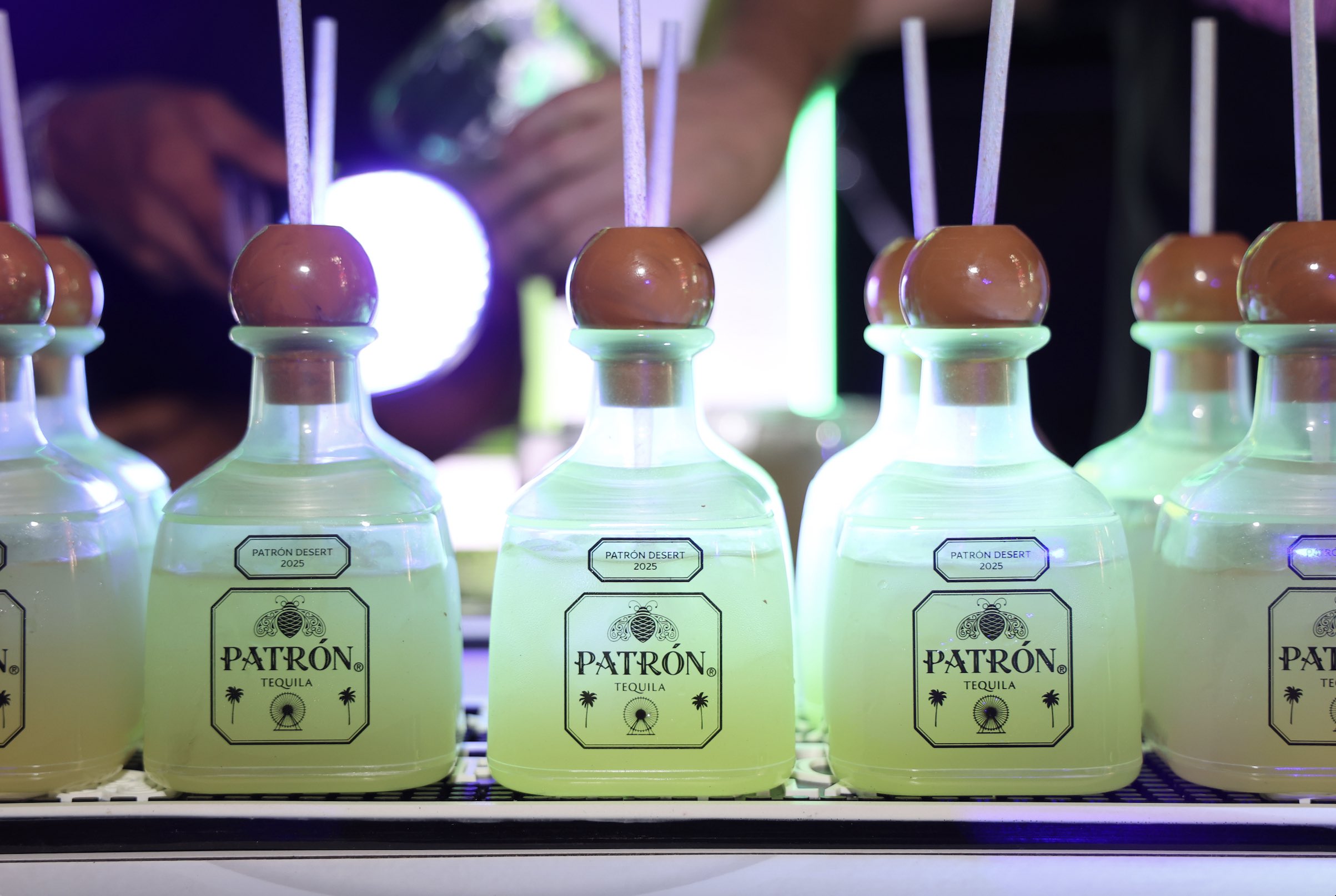 An image of PATRÓN Headliner Margarita—served in collectible glow-in-the-dark cups.