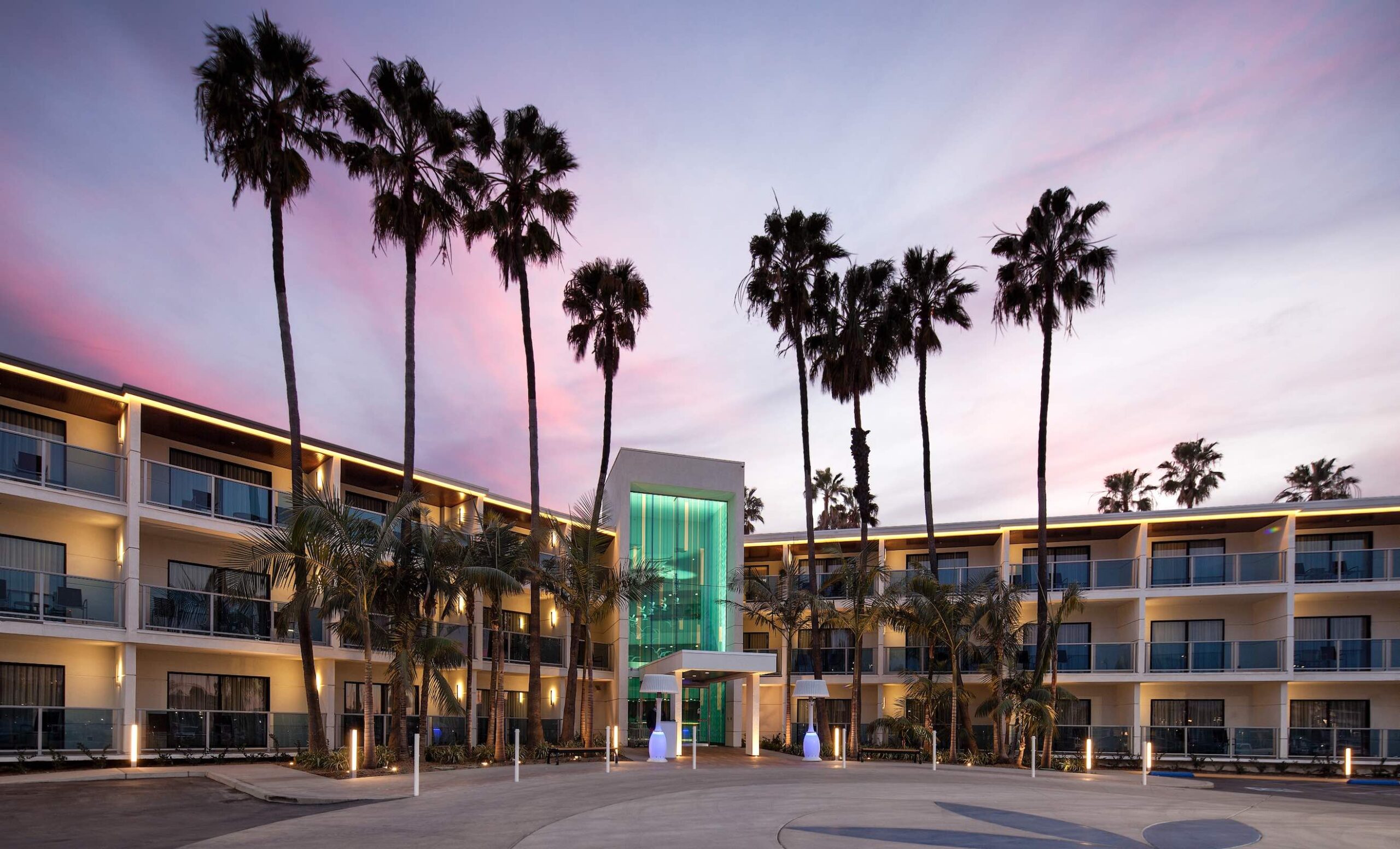 An image of the exterior of Marina Del Rey Hotel.