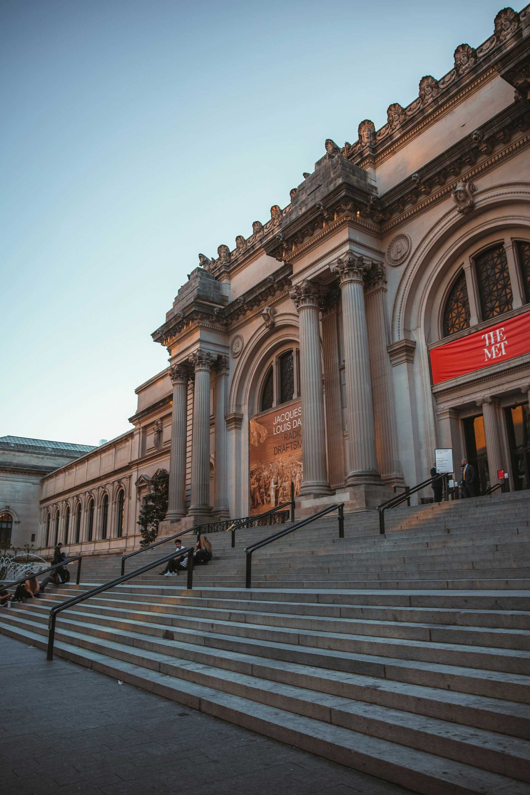 An image of the famous New York Met museum.