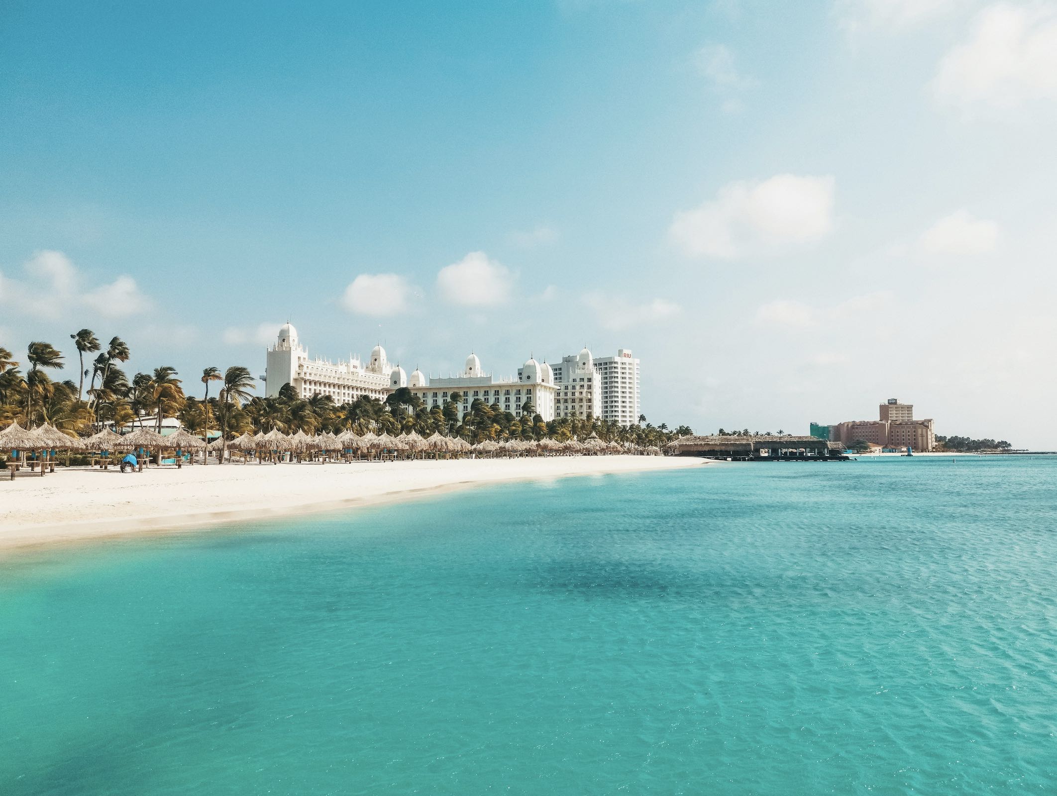 An image of an Aruba beachfront hotel.