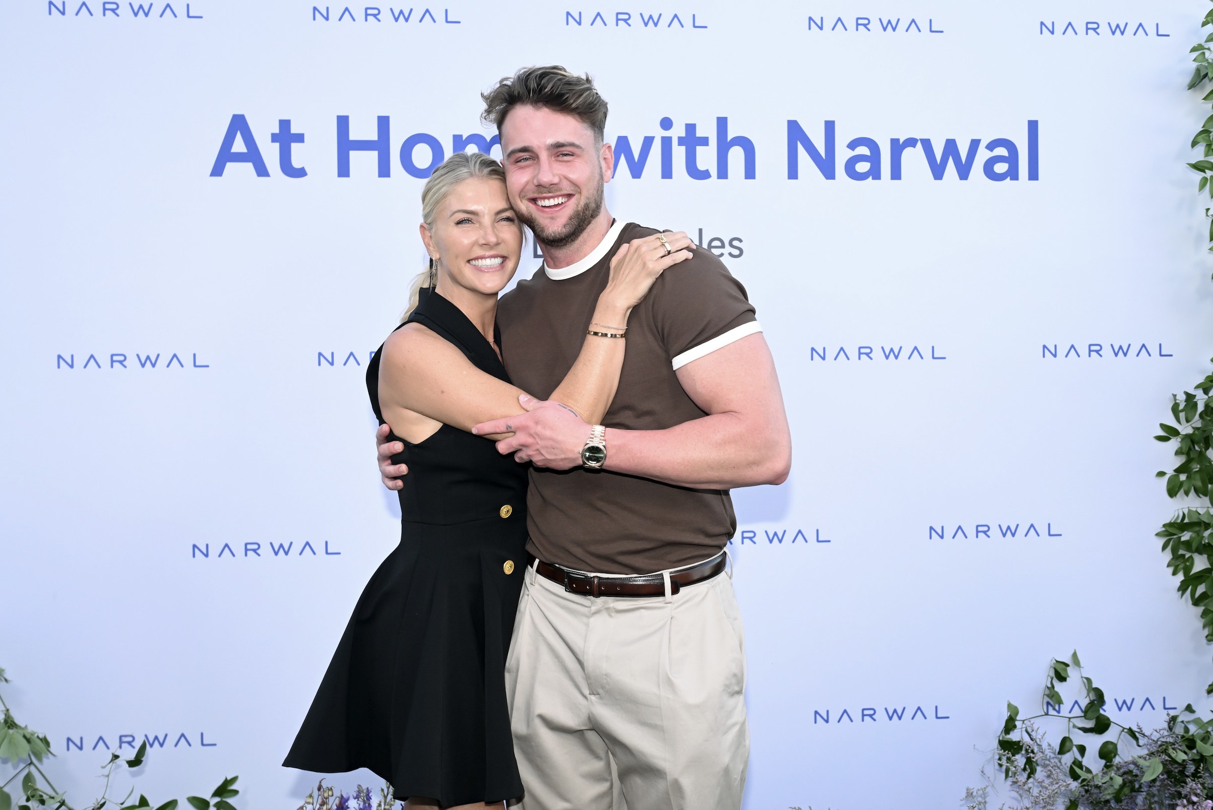 An image of Amanda Kloots and Harry Jowsey hugging.