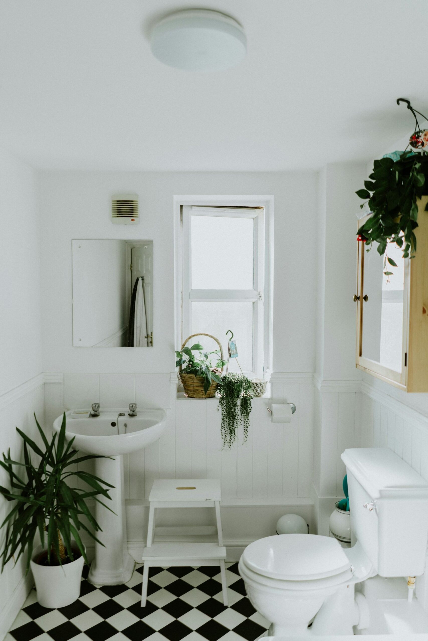 An image of a clean bathroom.