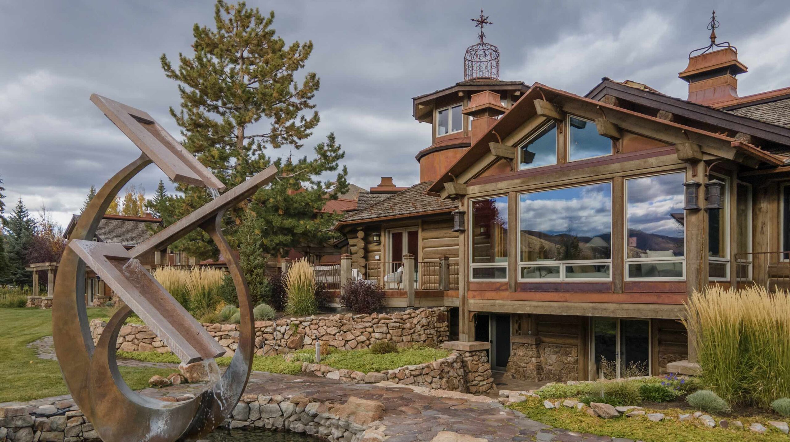 An image of a beautiful, spacious lodge in Colorado.